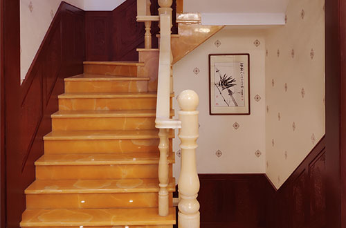 古浪中式别墅室内汉白玉石楼梯的定制安装装饰效果